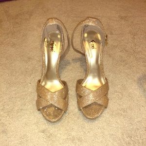 Fiona gold pumps